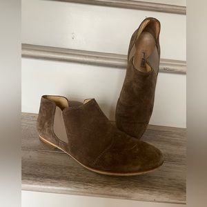 Paul Green low rise Chelsea style booties USA size 9 taupe suede used